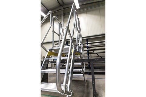 Les mains courantes et les garde-corps des passerelles et des escaliers de Günzburg assurent la sécurité lors de la montée et de la descente. | © MUNK GmbH