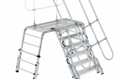 Nouvel accessoire pour la plate-forme de sauvetage et de travail : grâce à son angle d'inclinaison flexible, l'escalier d'évacuation permet de sauver des personnes en toute sécurité, même sur des terrains difficiles. | © MUNK GmbH