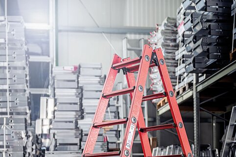 Munk Günzburger Steigtechnik est le tout premier fournisseur à proposer une échelle avec marches en PRV fabriquée en Allemagne. | © MUNK GmbH