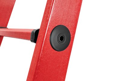 Particulièrement stables : les échelles à marches GFK sont équipées de raccords de montants de marches très résistants. | © MUNK GmbH