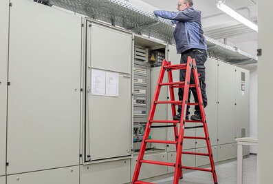 L'escabeau double en PRV assure une sécurité maximale dans l'environnement haute tension à des hauteurs de travail allant jusqu'à 3,1 mètres. | © MUNK GmbH
