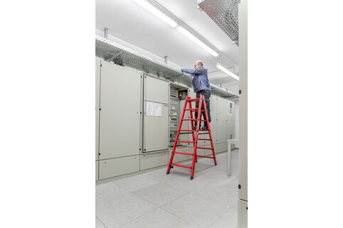 L'escabeau double en PRV assure une sécurité maximale dans l'environnement haute tension à des hauteurs de travail allant jusqu'à 3,1 mètres. | © MUNK GmbH