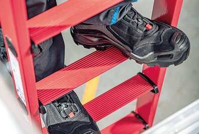 Grâce à leurs marches de 80 mm de profondeur, les deux nouveaux produits sont conformes aux normes TRBS et les utilisateurs peuvent les utiliser comme poste de travail. | © MUNK GmbH