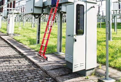 Testée jusqu'à 60.000 volts : l'échelle d'appui à marches GFK permet d'atteindre des hauteurs de travail allant jusqu'à 4,5 mètres. | © MUNK GmbH