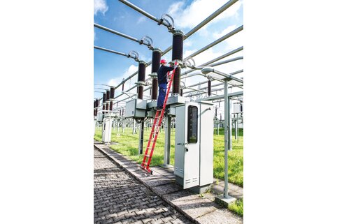 Testée jusqu'à 60.000 volts : l'échelle d'appui à marches GFK permet d'atteindre des hauteurs de travail allant jusqu'à 4,5 mètres. | © MUNK GmbH
