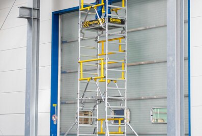 Safety made in Germany: The FlexxTower one-person scaffold from Munk Günzburger Steigtechnik in the Safety-Guard variant (SG) with leading guardrail. | © MUNK GmbH