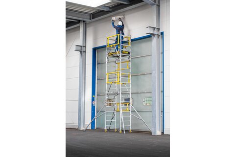 Sécurité made in Germany : l'échafaudage unipersonnel FlexxTower de Munk Günzburger Steigtechnik dans la variante Safety-Guard (SG) avec garde-corps de sécurité en amont. | © MUNK GmbH