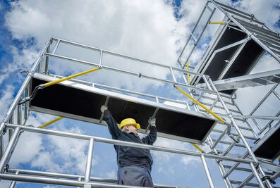 The new ergo platform from Munk Günzburger Steigtechnik offers a weight saving of up to 40% compared to conventional platforms. It enables particularly ergonomic handling and more efficient working on mobile scaffolding. | © MUNK GmbH