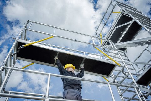 La nouvelle plate-forme ergo de Munk Günzburger Steigtechnik offre un gain de poids pouvant atteindre 40% par rapport aux plates-formes traditionnelles. Elle permet une manipulation particulièrement ergonomique et un travail plus efficace sur les échafaudages roulants. | © MUNK GmbH
