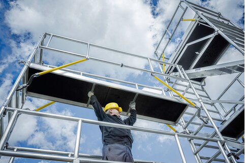 La nouvelle plate-forme ergo de Munk Günzburger Steigtechnik offre un gain de poids pouvant atteindre 40% par rapport aux plates-formes traditionnelles. Elle permet une manipulation particulièrement ergonomique et un travail plus efficace sur les échafaudages roulants. | © MUNK GmbH