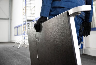 The new ergo platform from Munk Günzburger Steigtechnik offers top handling and a high level of comfort. It is up to 40 per cent lighter than conventional scaffolding platforms. | © MUNK GmbH