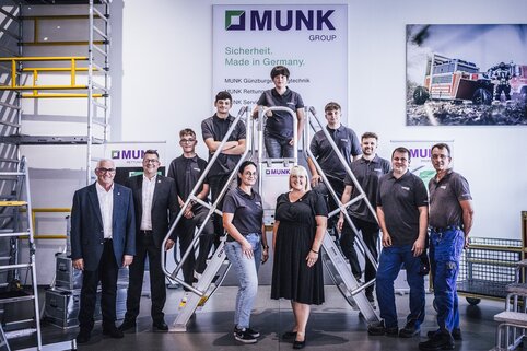 Le propriétaire et gérant Ferdinand Munk (à gauche), le gérant Alexander Werdich (2ème à partir de la gauche) ainsi que les conseillères en ressources humaines Monika Unger et Margit Werdich-Munk (au premier plan), le responsable de la formation des métiers industriels Ernst Schlosser (2ème à partir de la droite) et Thomas Schroweg (à droite) avec les débutants dans le centre de conseil du Groupe Munk. | © MUNK GmbH