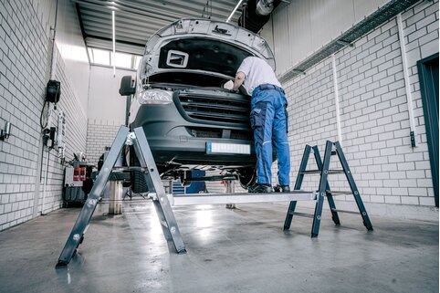 Safe and flexible: the new modular folding step platform combines two ML folding steps with a hook-on platform with non-slip screen printing plate. This can be hooked in at any step height up to the top level. | © MUNK GmbH