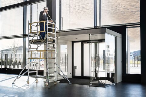 The popular FlexxTower single-person scaffolding ensures a high level of safety for all work - at a working height of up to 6.10 metres. | © MUNK GmbH