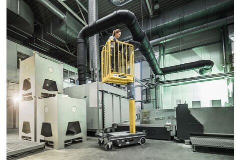 Whether installation, maintenance or repair work: With the FlexxLift from Munk Günzburger Steigtechnik, the user is always in an all-round safe working area. | © MUNK GmbH