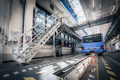 Electrically or manually adjustable work platforms from Munk Günzburger Steigtechnik ensure efficiency and safety when servicing buses. | © MUNK GmbH
