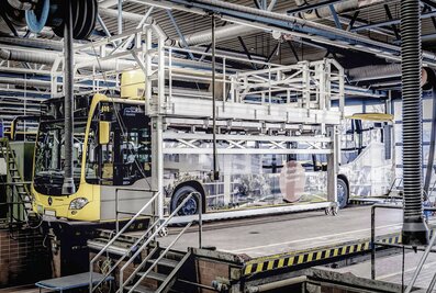 Electrically or manually adjustable work platforms from Munk Günzburger Steigtechnik ensure efficiency and safety when servicing buses. | © MUNK GmbH