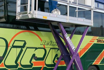 Comfortable working with the electro-hydraulically height-adjustable work platforms from Munk Günzburger Steigtechnik. | © MUNK GmbH