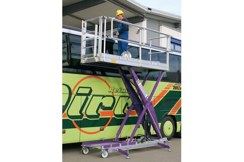 Travailler confortablement avec les plates-formes de travail réglables en hauteur par système électro-hydraulique de Munk Günzburger Steigtechnik. | © MUNK GmbH