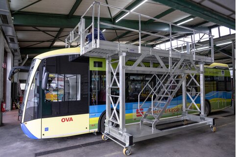 Les postes de travail mobiles sur toit de Munk Günzburger Steigtechnik permettent de travailler de manière flexible et sûre. | © MUNK GmbH