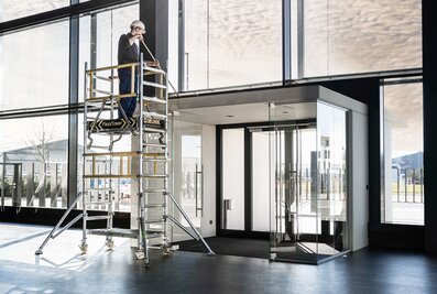 Incontournable au salon Toit + Bois : L'échafaudage monoplace FlexxTower, très apprécié, assure une grande sécurité pour tous les travaux - et ce à une hauteur de travail pouvant atteindre 6,10 mètres. | © MUNK GmbH