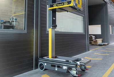 Qu'il s'agisse de travaux d'installation, de maintenance ou de réparation : Avec le FlexxLift de Munk Günzburger Steigtechnik, l'utilisateur se trouve toujours dans une zone de travail entièrement sécurisée. | © MUNK GmbH