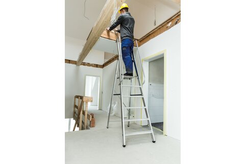 Munk Günzburger Steigtechnik a développé sa gamme des échelles à marches en tenant compte de toutes les normes et règles en vigueur - il en va de même pour l'échelle à plate-forme ML. | © MUNK GmbH