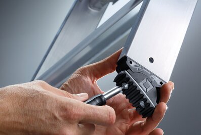 Le patin d'échelle nivello de Munk Günzburger Steigtechnik offre un plus en matière de sécurité au travail et de flexibilité. Il séduit par sa technique d'inclinaison brevetée sur 2 axes dans l'articulation intégrée et par le nouveau concept de plaques d'appui interchangeables. | © MUNK GmbH