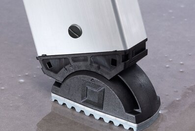 Le patin d'échelle nivello de Munk Günzburger Steigtechnik offre un plus en matière de sécurité au travail et de flexibilité. Il séduit par sa technique d'inclinaison brevetée sur 2 axes dans l'articulation intégrée et par le nouveau concept de plaques d'appui interchangeables. | © MUNK GmbH