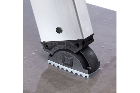 Le patin d'échelle nivello de Munk Günzburger Steigtechnik offre un plus en matière de sécurité au travail et de flexibilité. Il séduit par sa technique d'inclinaison brevetée sur 2 axes dans l'articulation intégrée et par le nouveau concept de plaques d'appui interchangeables. | © MUNK GmbH