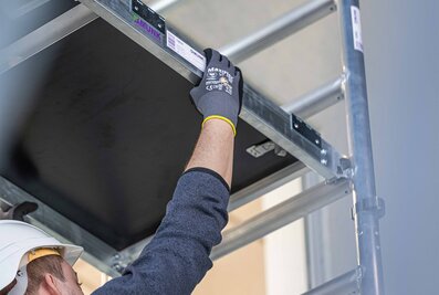 La nouvelle plate-forme Ergo de Munk Günzburger Steigtechnik offre un gain de poids pouvant atteindre 40% par rapport aux plates-formes traditionnelles. Elle permet une manipulation particulièrement ergonomique et un travail plus efficace sur les échafaudages roulants. | © MUNK GmbH