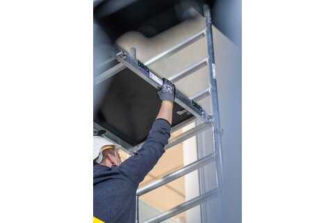 La nouvelle plate-forme Ergo de Munk Günzburger Steigtechnik offre un gain de poids pouvant atteindre 40% par rapport aux plates-formes traditionnelles. Elle permet une manipulation particulièrement ergonomique et un travail plus efficace sur les échafaudages roulants. | © MUNK GmbH