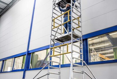 Lors du montage et du démontage des échafaudages roulants, les utilisateurs profitent de l'avantage ergonomique grâce au poids plus léger (jusqu'à 40% d'économie) de la plate-forme ergonomique de Munk Günzburger Steigtechnik. | © MUNK GmbH