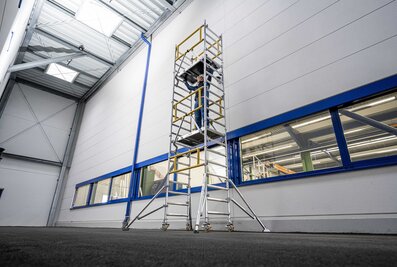 Lors du montage et du démontage des échafaudages roulants, les utilisateurs profitent de l'avantage ergonomique grâce au poids plus léger (jusqu'à 40% d'économie) de la plate-forme ergonomique de Munk Günzburger Steigtechnik. | © MUNK GmbH