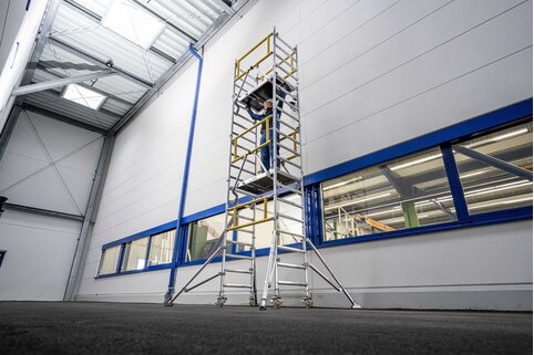 Lors du montage et du démontage des échafaudages roulants, les utilisateurs profitent de l'avantage ergonomique grâce au poids plus léger (jusqu'à 40% d'économie) de la plate-forme ergonomique de Munk Günzburger Steigtechnik. | © MUNK GmbH