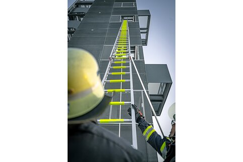 Erstmals dabei auf der RETTmobil: Die Seilzugleitern mit nachleuchtendem Glow-Sprossenbelag. | © MUNK GmbH