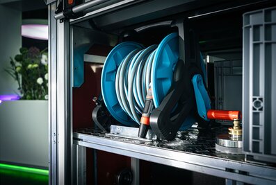 Les conteneurs roulants pour les corps de sapeurs-pompiers pour enfants sont équipés d'un poste de commande de pompe intégré. | © MUNK GmbH