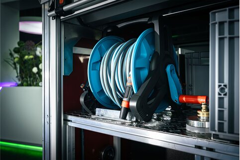 Les conteneurs roulants pour les corps de sapeurs-pompiers pour enfants sont équipés d'un poste de commande de pompe intégré. | © MUNK GmbH