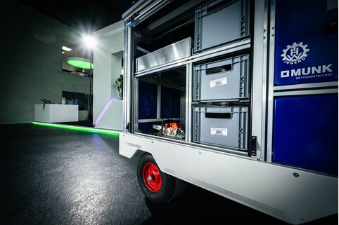 Les conteneurs roulants du THW pour les enfants sont notamment équipés de tronçonneuses pour enfants. | © MUNK GmbH