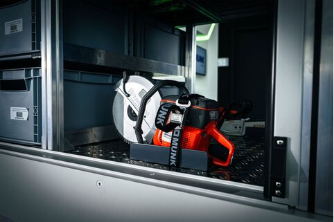 Les conteneurs roulants du THW pour les enfants sont notamment équipés de tronçonneuses pour enfants. | © MUNK GmbH