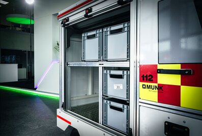 Le conteneur à roulettes dans sa version pour les services de secours est livré emballé avec du matériel de premiers secours et suffisamment de place pour d'autres outils. | © MUNK GmbH