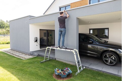 Une échelle à usage multiple peut non seulement servir comme escabeau ou échelle simple, mais aussi, avec le revêtement en bois adéquat, comme plate-forme de travail | © MUNK GmbH