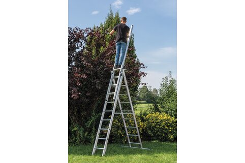 Une échelle à barreaux offre encore plus de sécurité avec la marche suspendue comme accessoire | © MUNK GmbH