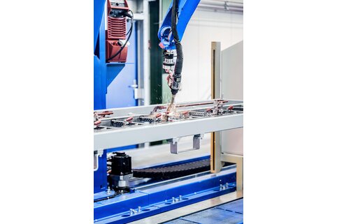 Le nouveau robot de soudage combiné est le point fort du nouvel atelier de soudage. Il peut souder l'aluminium et aussi l'acier. | © MUNK GmbH