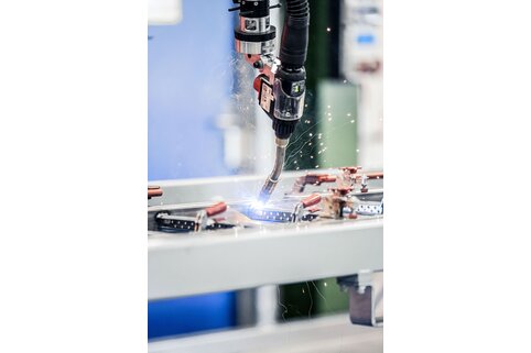 Le nouveau robot de soudage combiné est le point fort du nouvel atelier de soudage. Il peut souder l'aluminium et aussi l'acier. | © MUNK GmbH