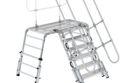 Accessoire pour la plate-forme de sauvetage et de travail : grâce à son angle d'inclinaison flexible, l'escalier d'évacuation permet de sauver des personnes en toute sécurité, même sur des terrains difficiles. | © MUNK GmbH