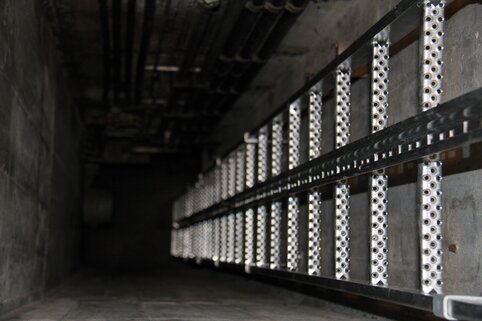 Les échelles pour puits de Munk Günzburger Steigtechnik assurent une sécurité de travail optimale en profondeur. Leur version de 400 mm de large peut être équipée d'une protection antichute supplémentaire. | © MUNK GmbH