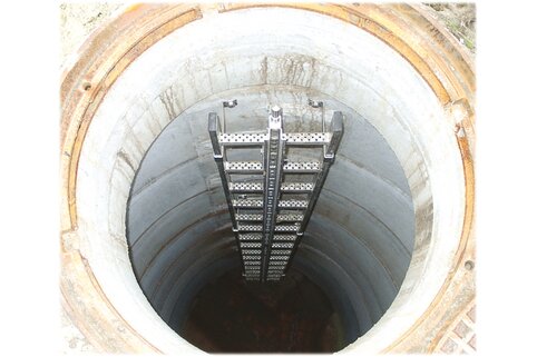 From pump shafts and retention basins to landfills and sewage treatment plants: shaft ladders from Munk Günzburger Steigtechnik are suitable for a wide variety of work at depth. | © MUNK GmbH