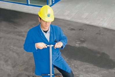 Les aides à l'accès minimisent le risque d'accident et assurent une sécurité de travail maximale à un endroit dangereux : le passage du puits à la surface du sol. | © MUNK GmbH