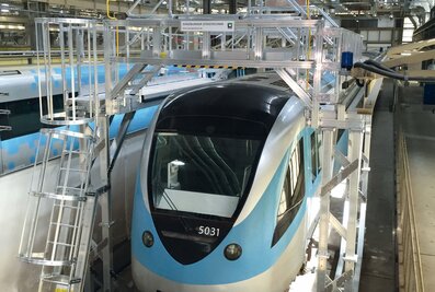 Les plates-formes de travail pour toitures de Munk Günzburger Steigtechnik peuvent également être déplacées par une seule personne. | © MUNK GmbH